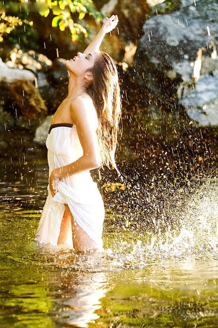 Marie Avgeropoulos in Ramallah